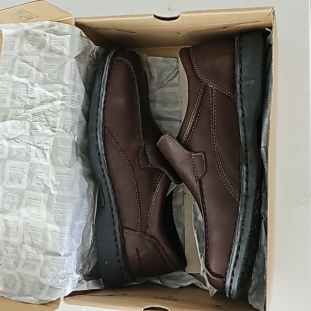 NIB Skechers Comfort Walkers in size 10us.